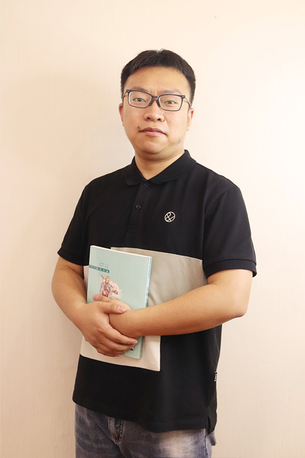 榆阳杨斌 本科学历，毕业于西安航空学院